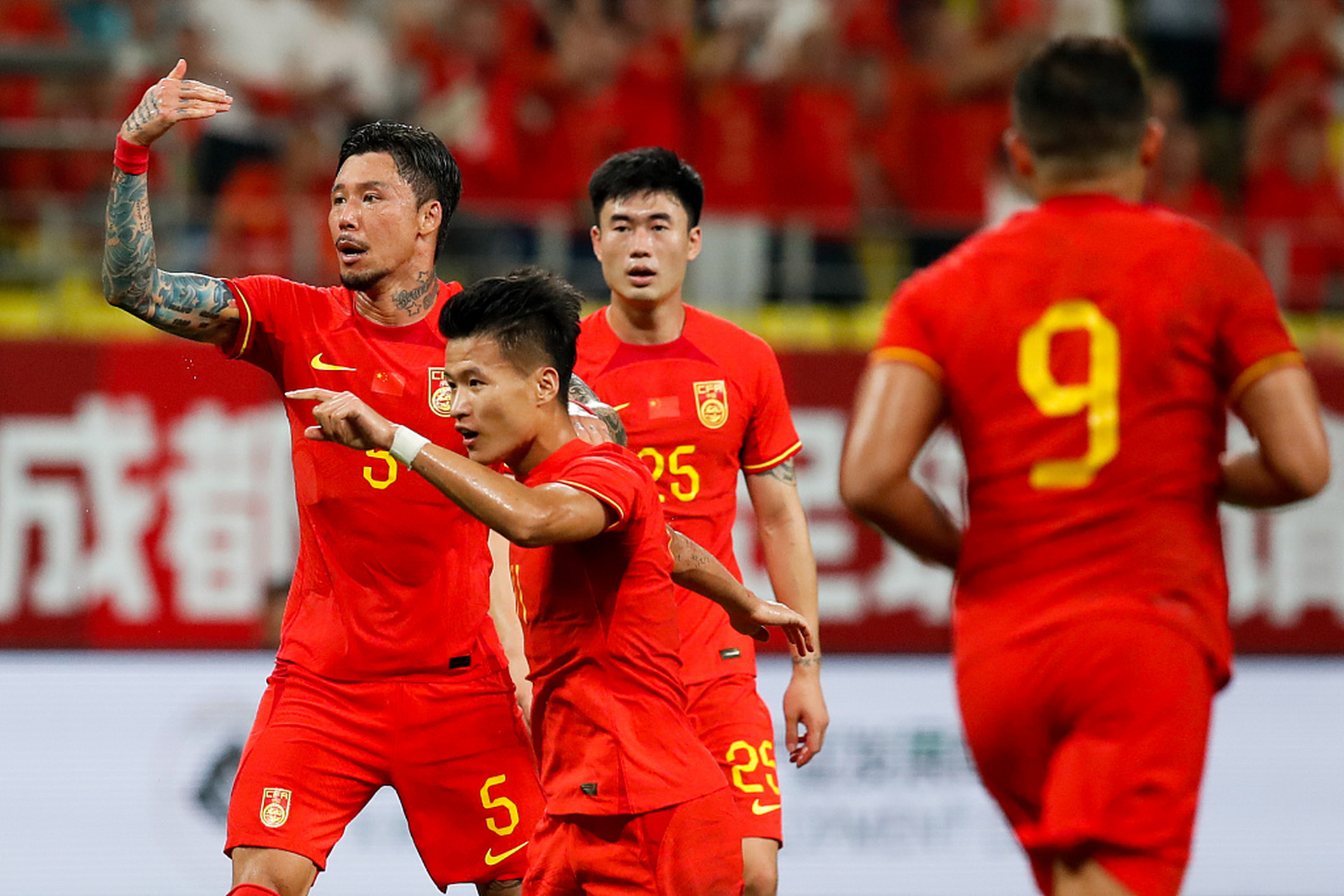 关于激烈较量:亚洲足球赛场上精彩纷呈,球员们全力以赴的信息 关于激烈较量:亚洲足球赛场上精彩纷呈,球员们全力以赴的信息