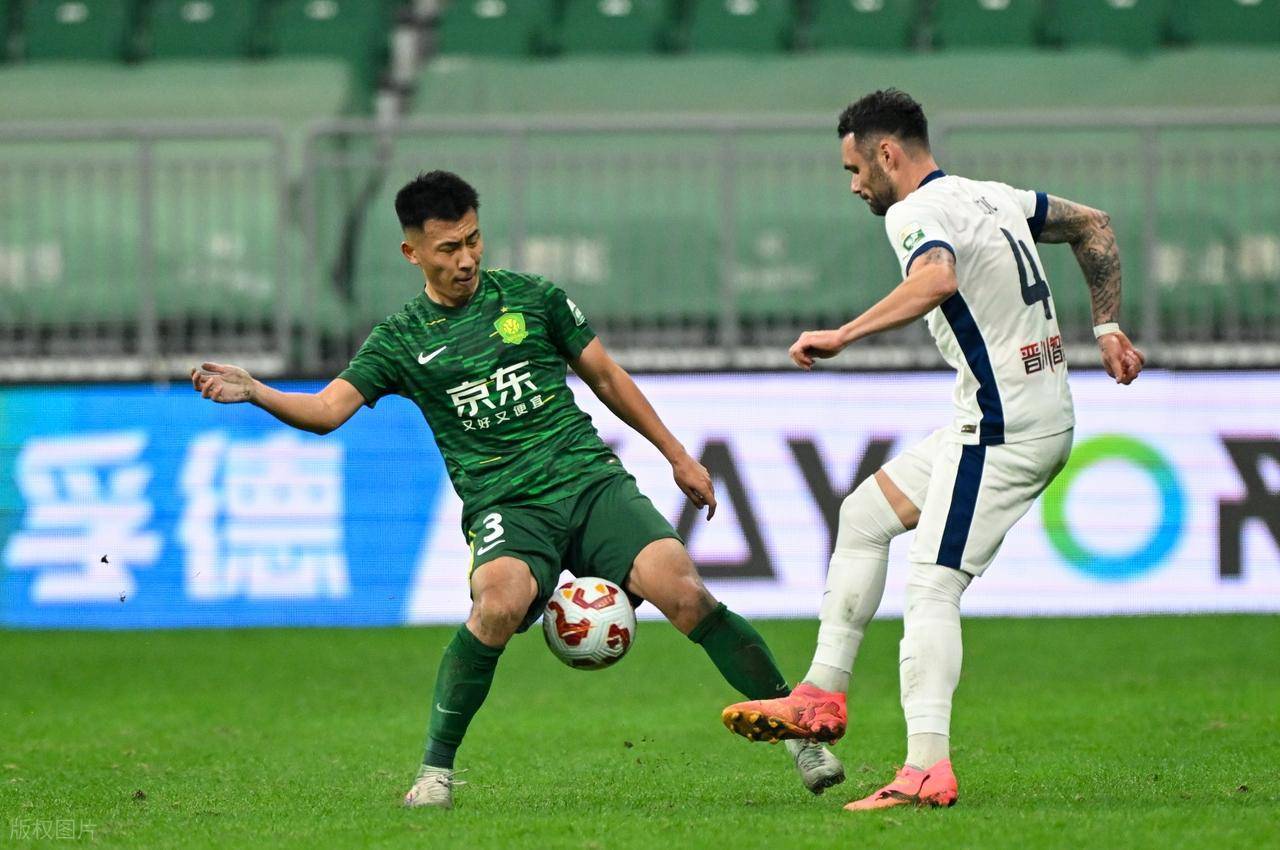 北京国安半场逆转天津泰达，实力较量引爆全场(北京国安与天津泰达足球现场直播)